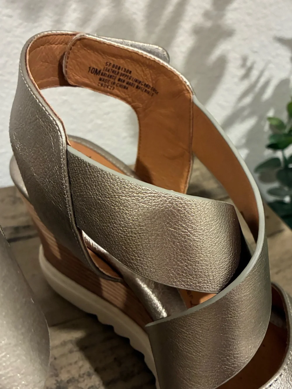 Söfft Metallic Gold Leather Platform Wedge Sandals Size 10.